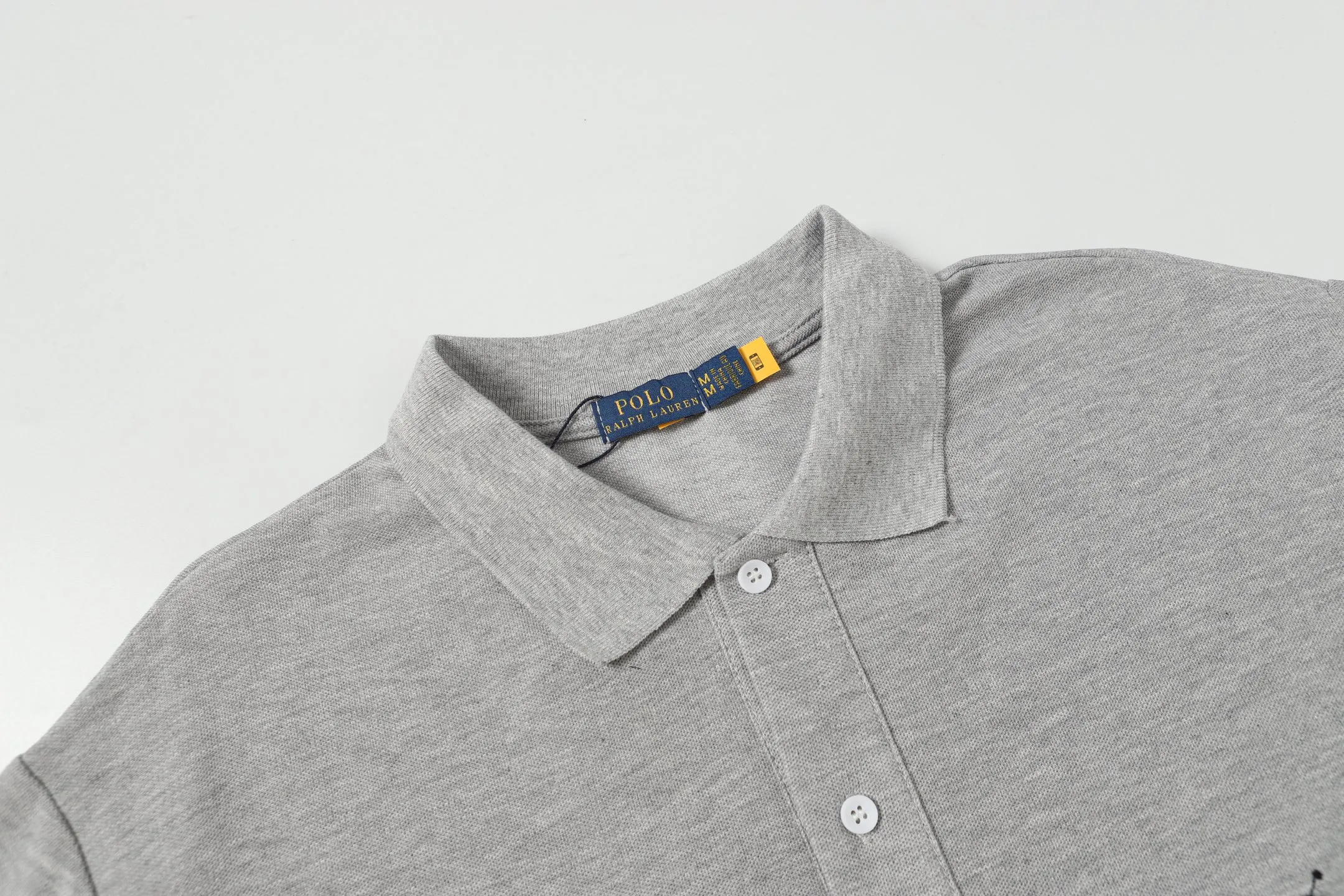 P146 Style No.: A013 [Ralph Lauren Classic Logo Embroidered Polo Shirt] ✅250g fine cotton pique fabric, custom-woven and dyed threads ✅Original stickers Scan the QR code to enter the official website ✅Large version, loose and stylish, can wear up to 210 pounds Color: Black White Navy Blue Sky Blue Dark Gray Floral Gray Size: S-XL